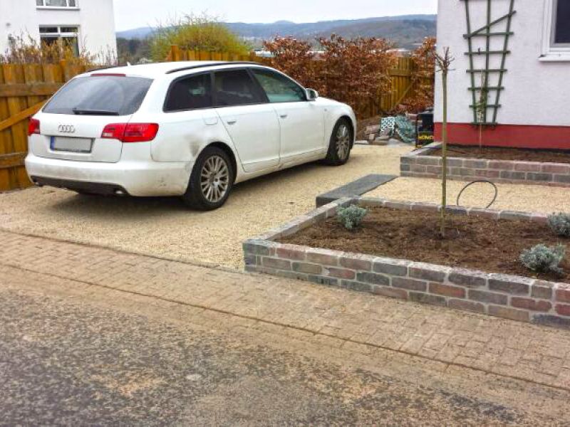 Verlegen und verfüllen der Bodenwabe BW40 zur Befestigung von Kieswegen