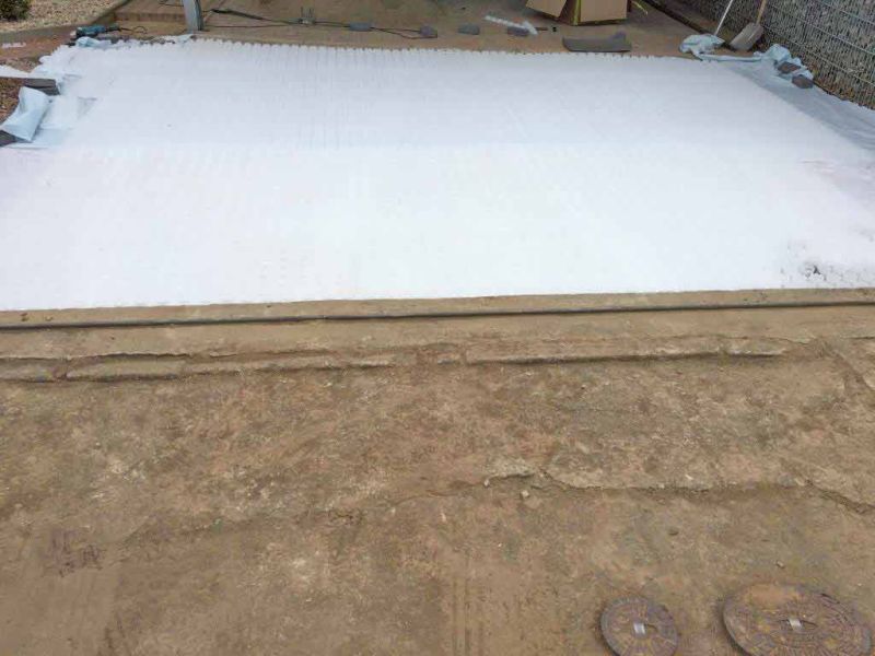 Moderne Umgestaltung: Steingarten & Carporteinfahrt mit stabilisiertem Kies