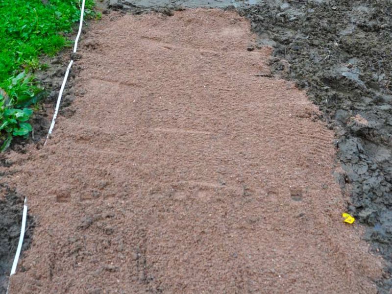 Befestigung eines steilen Weidezugang in Hanglage ohne Unterbau mit den Paddockplatten PP60