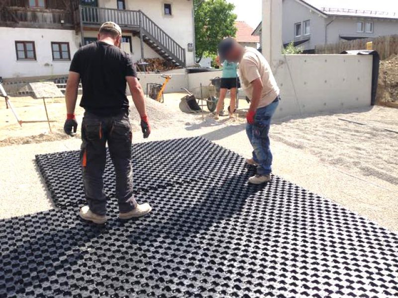 Verlegung des Ankergitter AG60 zur ökologischen und versiegelungsfreien Pflasterung einer Hofeinfahrt