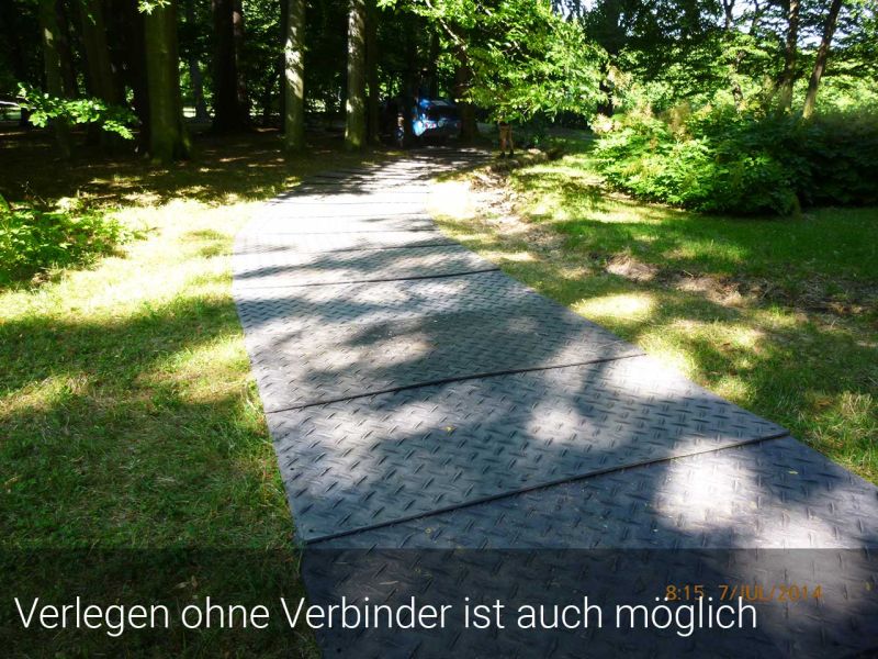 Mobile Baustrasse als temporäre Fahrstrasse für den Rohrleitungsbau in einem Waldgebiet