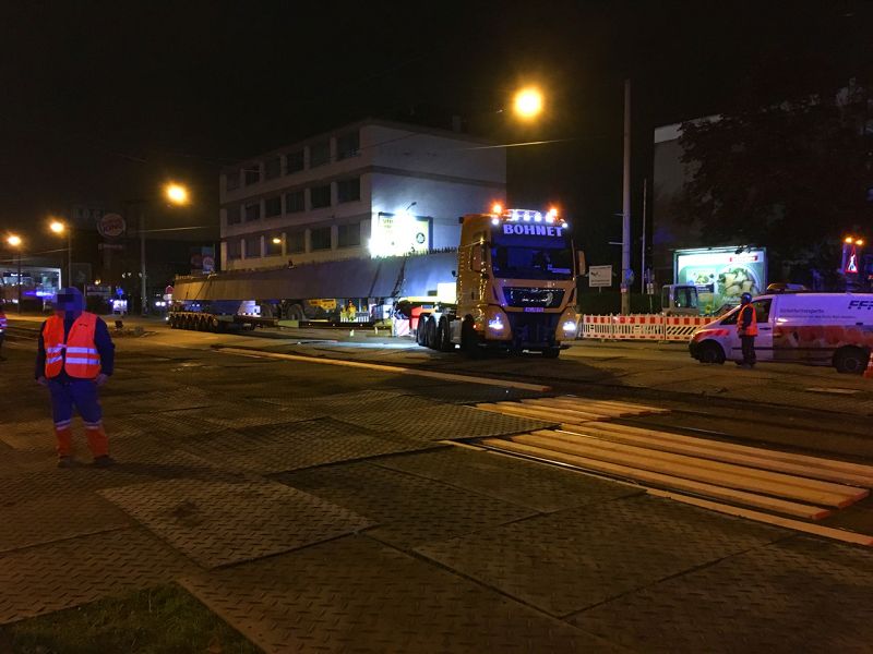 Zu schwer gibt´s nicht – s:tek 48 Bodenschutzplatten als Schutz des Untergrunds bei einem Schwertransport