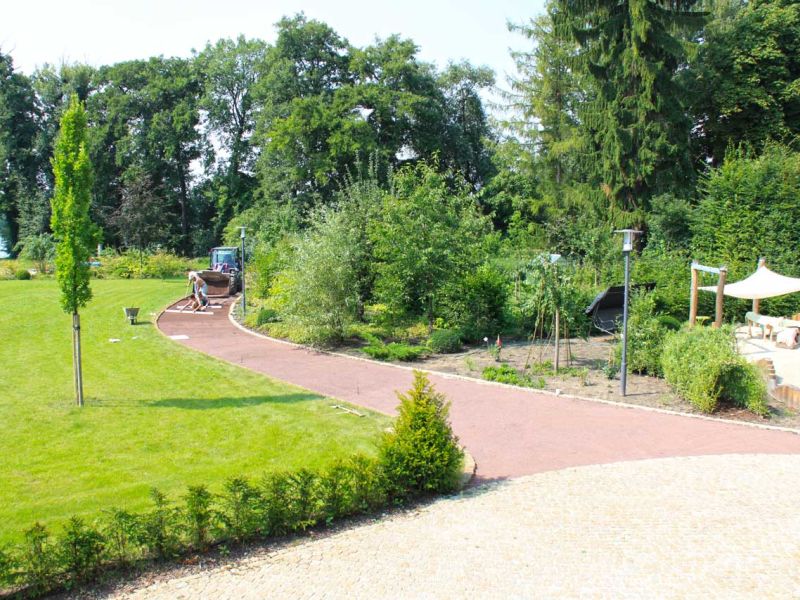 Verlegen und verfüllen des Kiesgitter KG30 für einen Gartenweg aus Kies