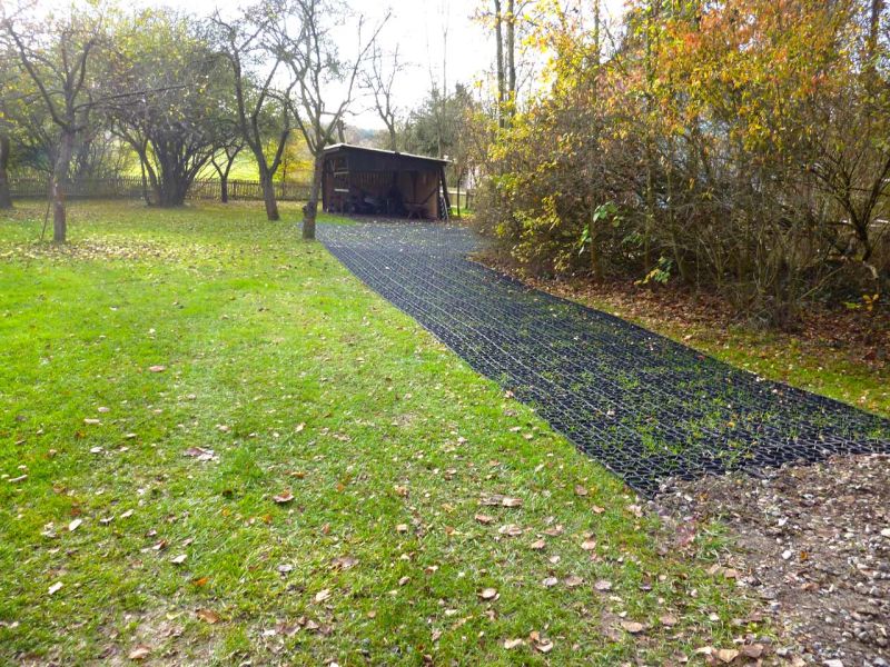 Direktverlegung des Rasengitter RG24 ohne Unterbau auf den bestehenden Rasen