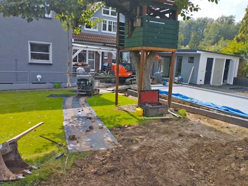 Das typische Galabau Duell, Bagger gegen Rasen, wer gewinnt? Fahrplatten von Securatek!