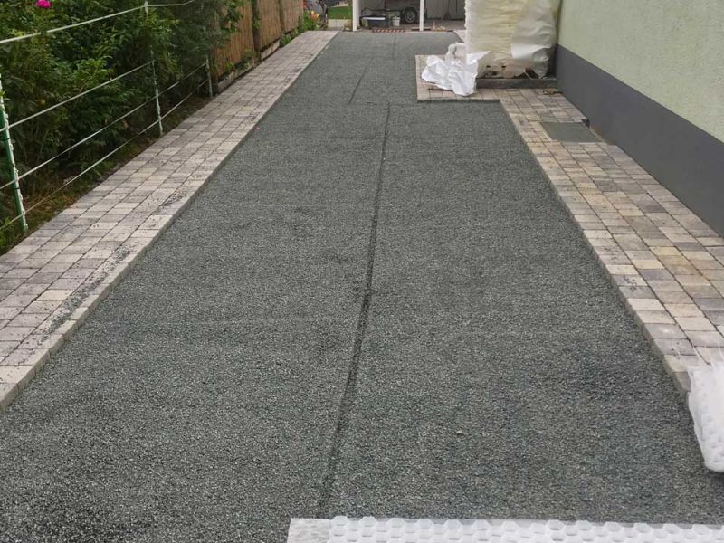 Schöne & befahrbare Kies-Einfahrt anstelle von Pflastersteinen mit den Kieswaben KW30 einfach, schnell und kostengünstig selbst anlegen.