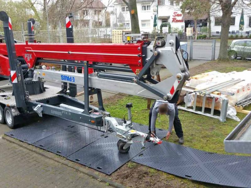 Kunststoff Fahrplatten als Bodenschutz für den Anhängerkran einer Zimmerei