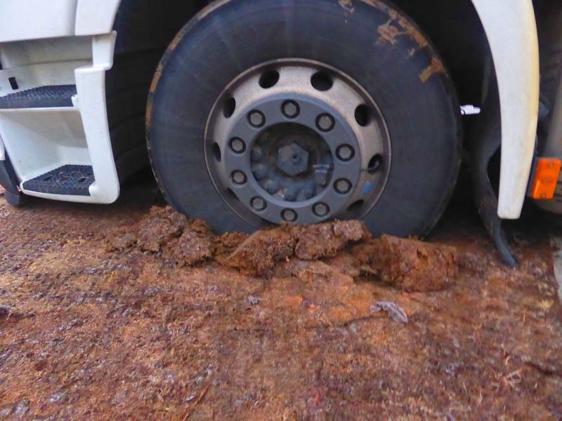 Spontane „Bergeaktion“ eines 40t LKW mit der Secu XL150 Schwerlast Baustraße auf einer aufgeweichten Wiese