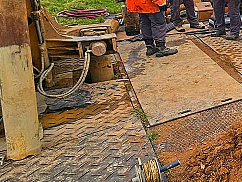 Detailaufnahme von Bodenschutzplatten und Bohrmaterial auf Baustelle