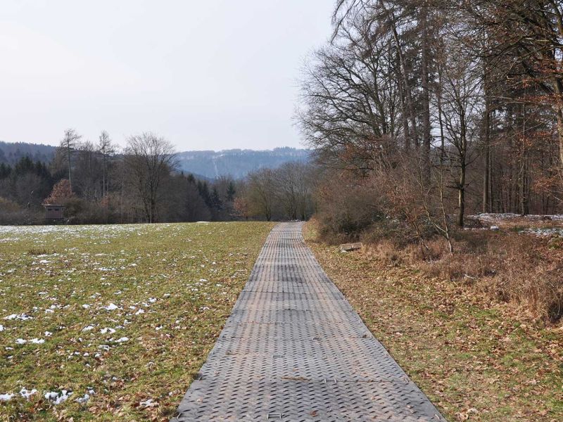 Mobile Baustraße Telekom-Baustelle Esselbach im Steigerwald mit der s:tek 48 Bodenschutzplatte