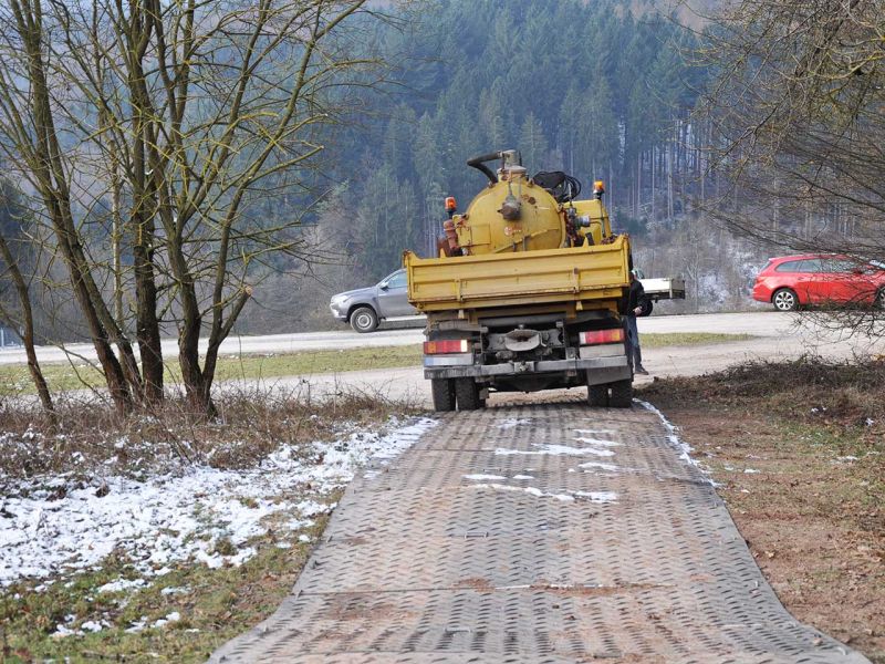 Mobile Baustraße Telekom-Baustelle Esselbach im Steigerwald mit der s:tek 48 Bodenschutzplatte