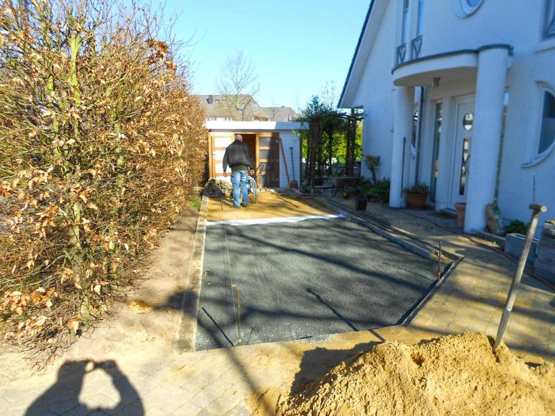 Anlegen einer stabilisierten Hof und PKW Stellfläche mit den Kieswaben KW50