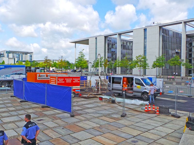 Mobile Baustraße vor dem Bundestag in Berlin