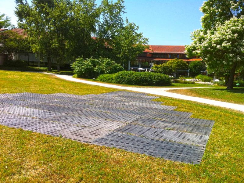 Fahrstraße und Arbeitsfläche zur Renovierung eines Gebäudes