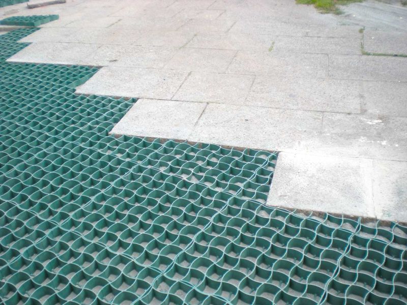 Neugestaltung eines begrünten Mieterparkplatz mit dem Bodengitter BG50