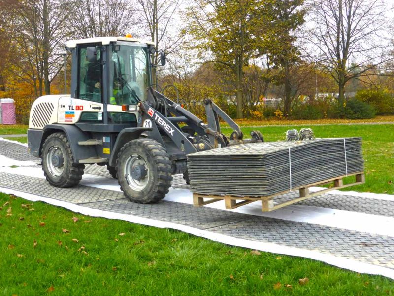 Fahrplatten als mobile Baustraße im Rohrleitungsbau in Giessen
