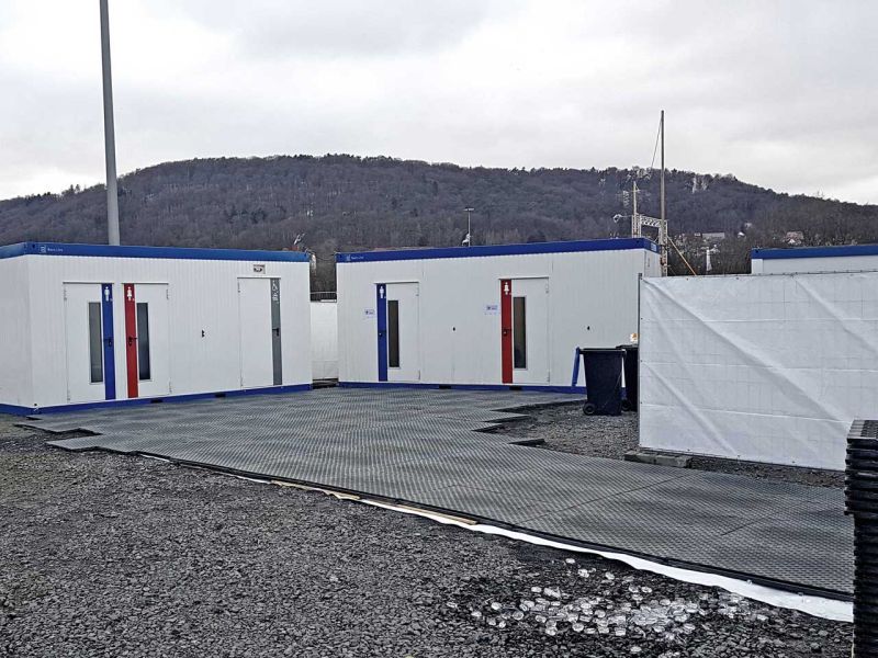 So konnte in Windeseile ein sicherer, sauberer und barrierefreier Fußgängerweg auf dem Schotterboden vor dem Impfzentrum in Marburg umgesetzt werden