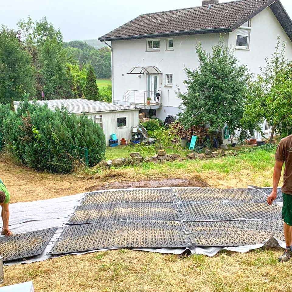 x:tek Fahrplatten aus Kunststoff mit beidseitiger Profilierung als Baustraße zum Bodenschutz und Flächenschutz und Pflasterschutz auf Baustellen.