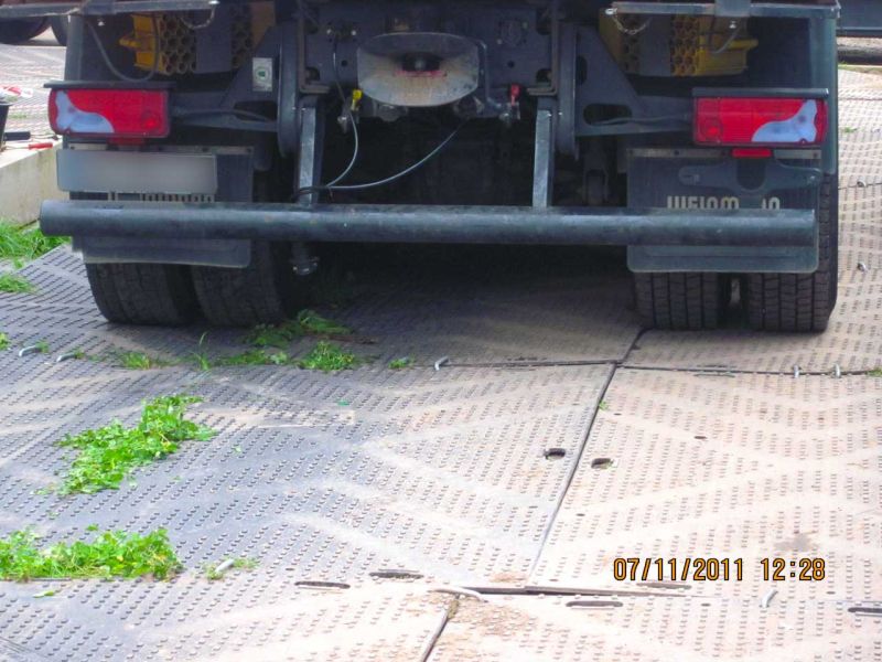 Arbeitsplattform als BE-Fläche aus Bodenschutzplatten für Krane und Maschinen auf Baustelle