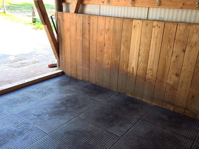 Verlegung von Bodenmatten als Stallboden für einen Pferdestall