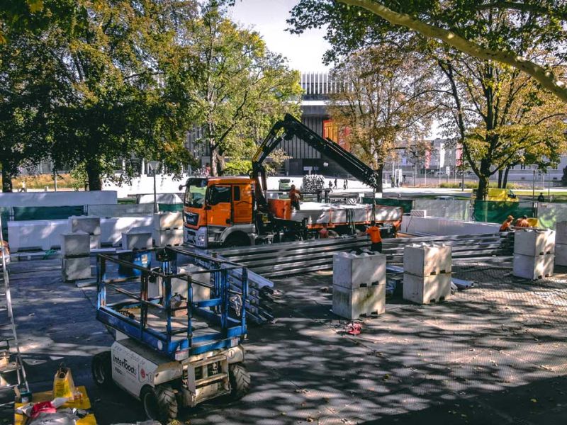 Lastverteilende Bodenschutzplatten als tragfähiger Unterboden zur Errichtung einer temporär genutzten Stahlhalle als Eventzelt