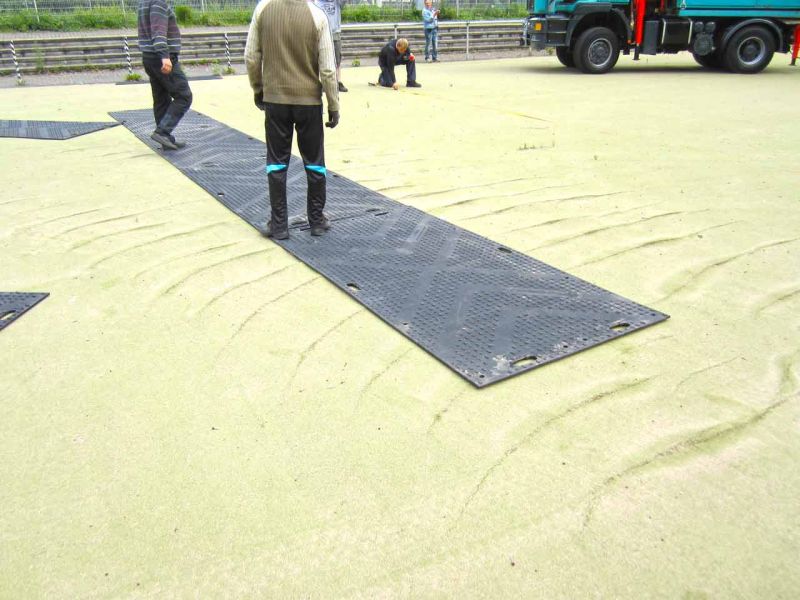 Fahrplatten zum Schutz eines Kunstrasen-Fussballplatz