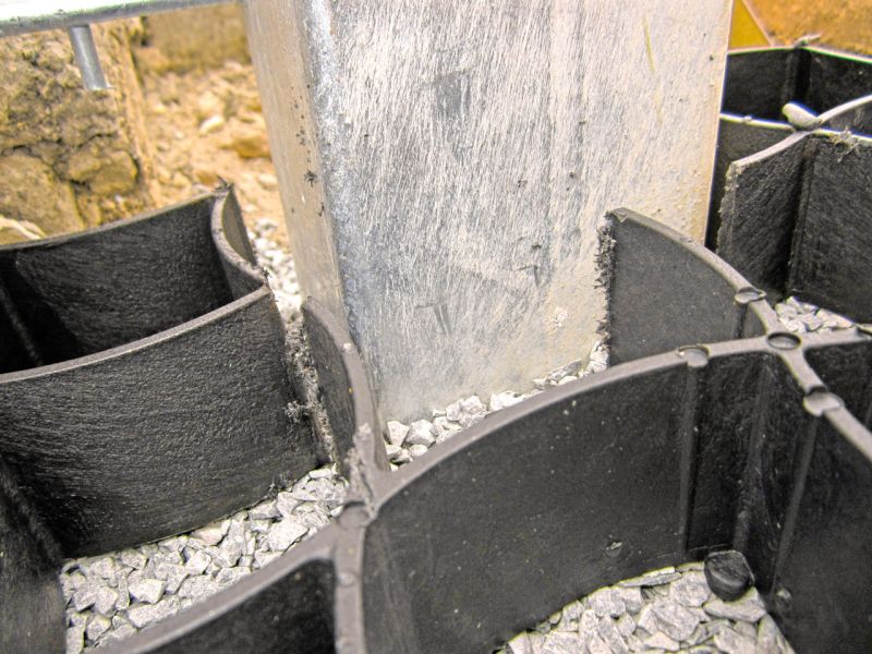 Verlegen und Verfüllen des Bodengitter BG50 für Hof und Einfahrt