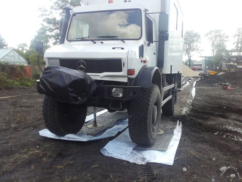 Mobile Fahrstrasse und Fahrplatten als temporäre Zufahrtslösung für den Neubau eines Supermarkt in Berlin