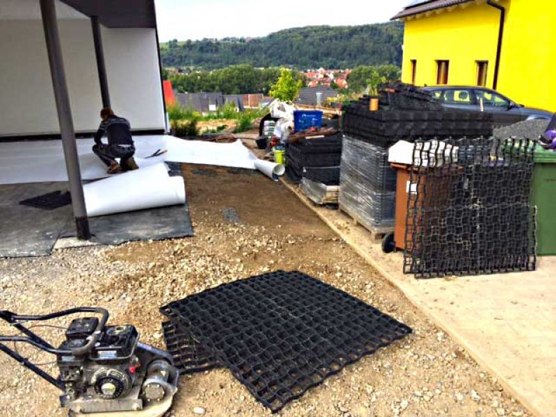 Verlegen des Bodengitter BG30 im Hof und Eingangsbereich eines Neubau