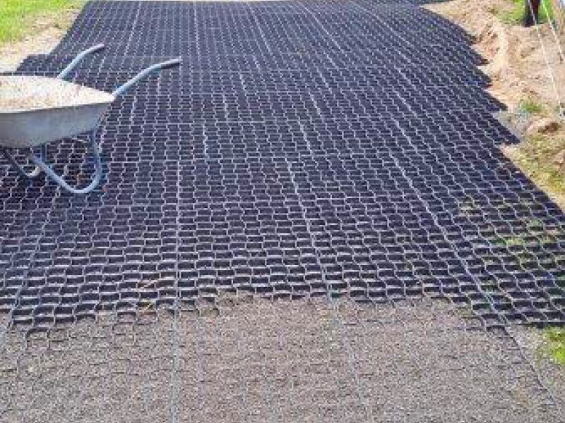 Befestigter und Matschfreier Stallauslauf für Kühe mit dem Bodengitter BG30