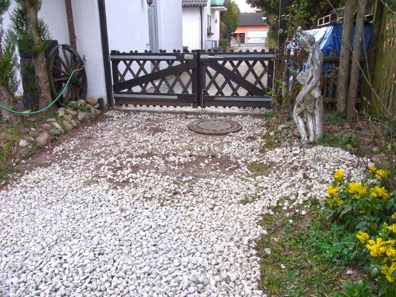 Befestigung eines Gartenweg ohne Unterbau mit Bodengitter BG50