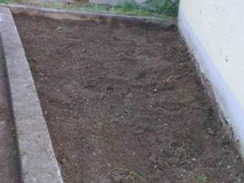 Umgestaltung einer Rasenfläche zum befestigten Kies Parkplatz mit der Kieswabe KW50