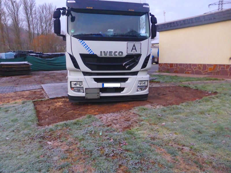Spontane „Bergeaktion“ eines 40t LKW mit der Secu XL150 Schwerlast Baustraße auf einer aufgeweichten Wiese
