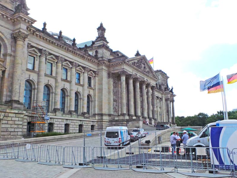 Mobile Baustraße vor dem Bundestag in Berlin