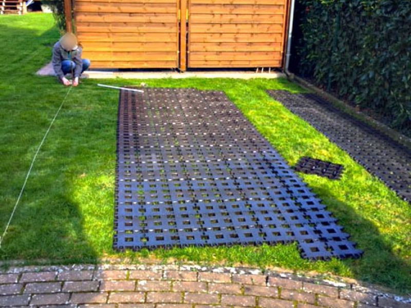 Zwei Parkplätze in 2 Stunden ohne Unterbau selbst herstellen, dank direkter Verlegung auf den bestehenden Rasen mit dem Rasengitterstein RGS35 aus Kunststoff.