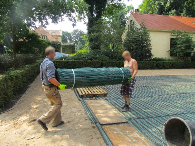Rasennetz zur Rasenverstärkung eines Rasenparkplatz aus Rollrasen
