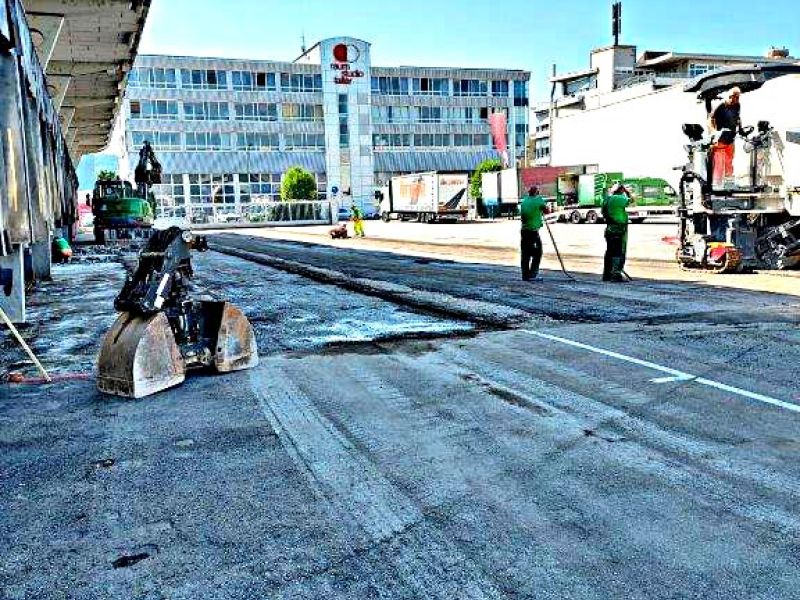 Lastverteilplatten statt Asphalt als dauerhaft druckstabiler Untergrund für die Stützen von Wechselbrücken