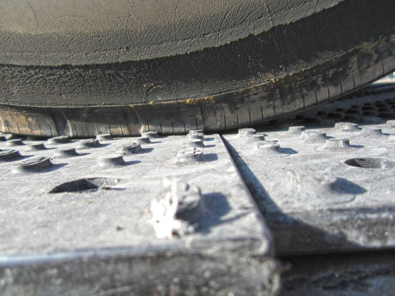 Fahrplatten als Pflasterschutz für eine temporäre LKW-Zufahrt