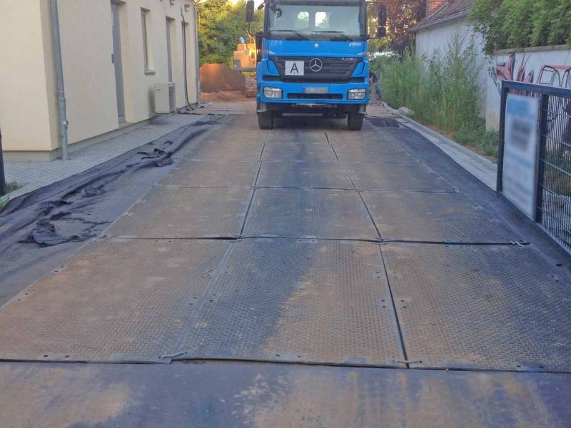 Fahrplatten als temporäre Baustraße zum Pflasterschutz