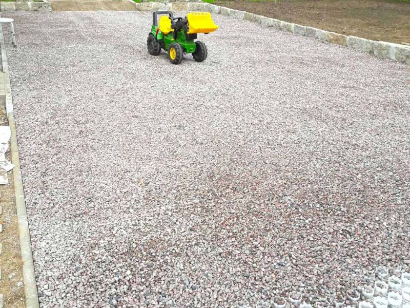 Sie möchten eine Kiesfläche als Stellplatz für ihren PKW anlegen ohne das Spurrillen durch die Befahrung entstehen? Wir empfehlen das Premium Kiesgitter KG30!