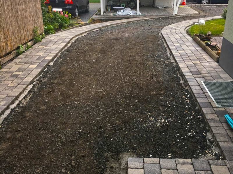 Schöne & befahrbare Kies-Einfahrt anstelle von Pflastersteinen mit den Kieswaben KW30 einfach, schnell und kostengünstig selbst anlegen.