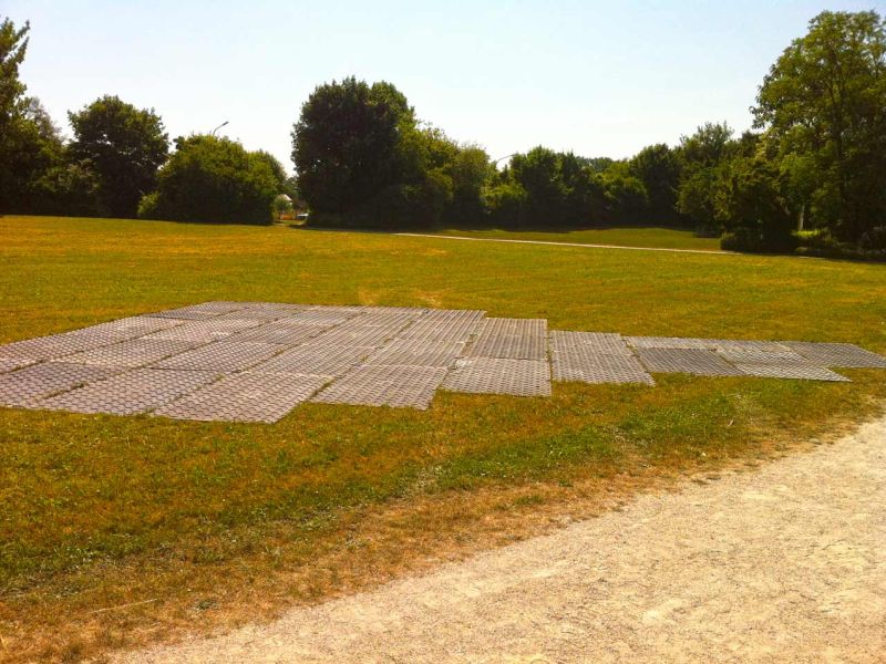 Fahrstraße und Arbeitsfläche zur Renovierung eines Gebäudes