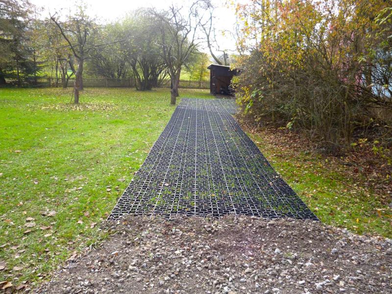 Direktverlegung des Rasengitter RG24 ohne Unterbau auf den bestehenden Rasen
