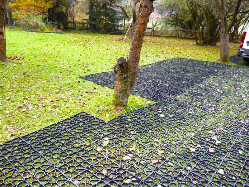 Direktverlegung des Rasengitter RG24 ohne Unterbau auf den bestehenden Rasen