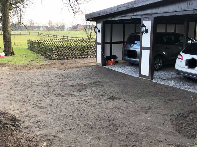 Begrünte und befahrbare Einfahrt für ein PKW-Carport anlegen mit dem Rasengitter RG24