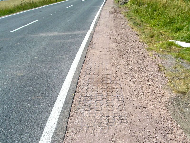 Befestigung eines Seitenstreifens einer Straße mit dem Bodengitter BG50