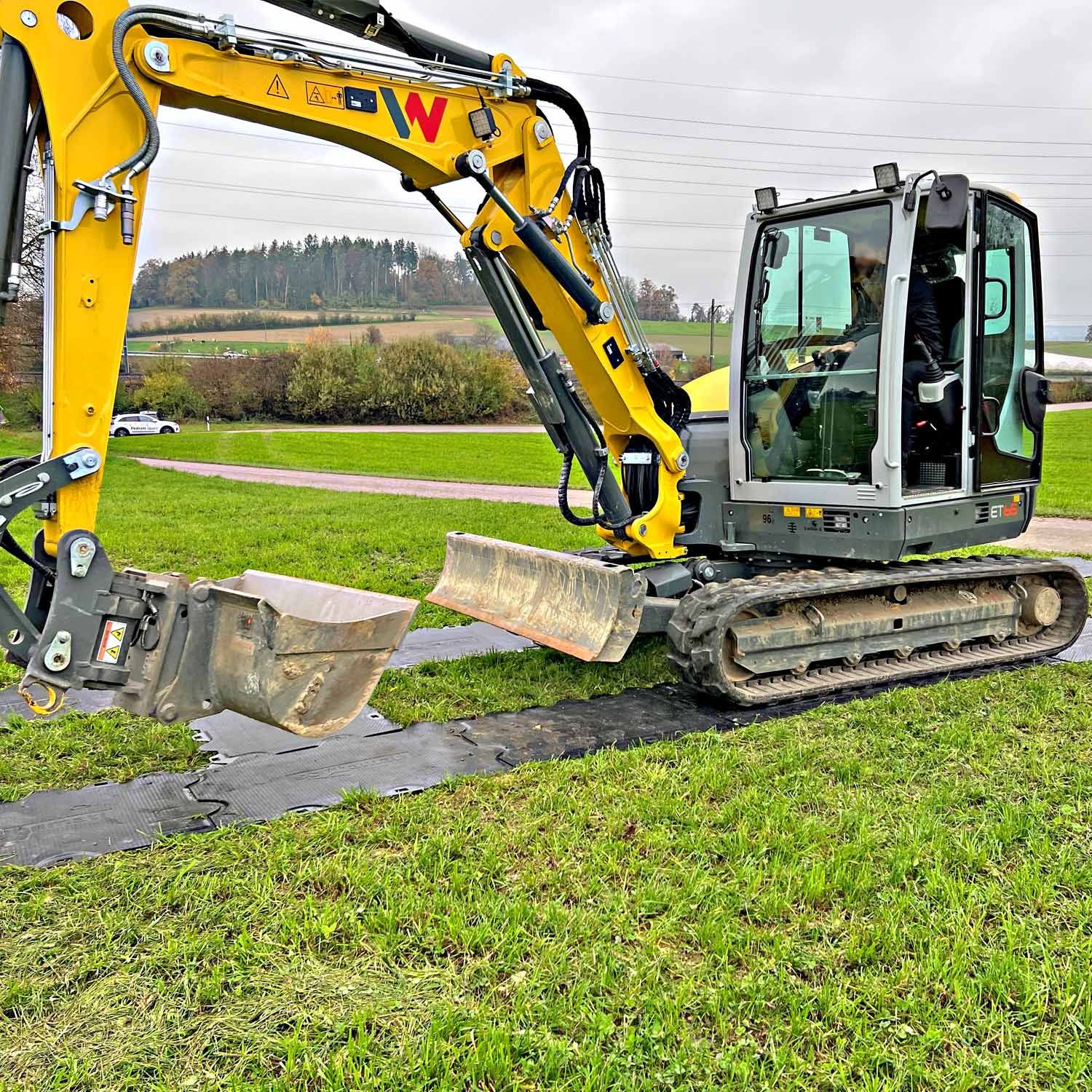 bodenschutzplatten als baustrasse fuer bagger