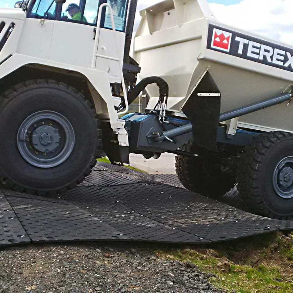 MaxiTrack · 1800 x 900 mm · 40 kg leicht · bis zu 130 t belastbar · Overlapping-Verbund-System · Beidseitig Profiliert · Einsetzbar als Mobile Baustrasse, Fahrstrasse & Plattform