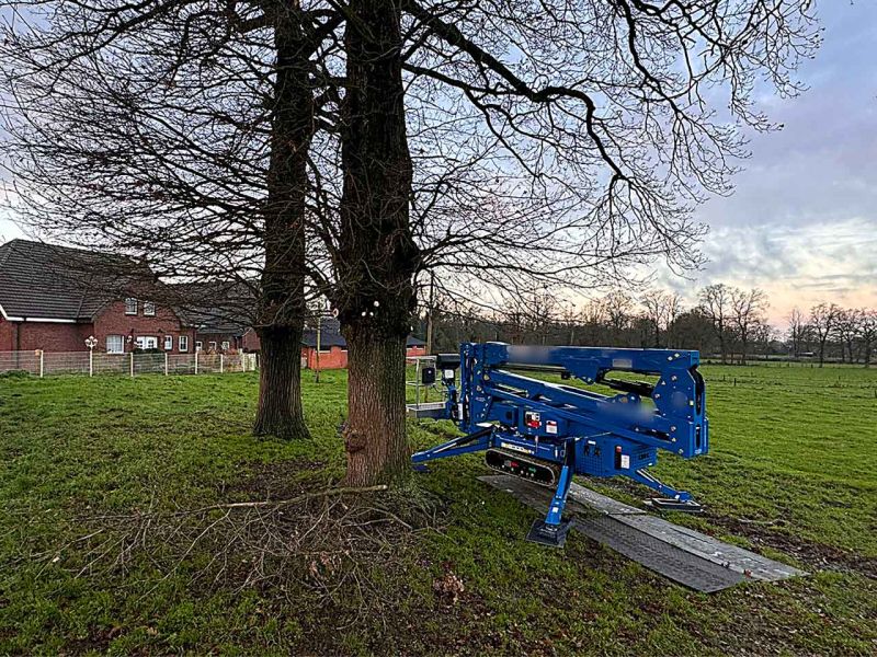 Eine Arbeitsbühne ist auf den Abstützplatten abgestützt, für sicheren Halt. Die v:tek Mini Fahrplatte schützt den Boden.