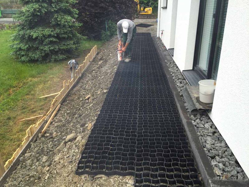 RASEN VERSTÄRKEN UND BEFAHRBAR MACHEN MIT BODENGITTER BG50 AUS KUNSTSTOFF